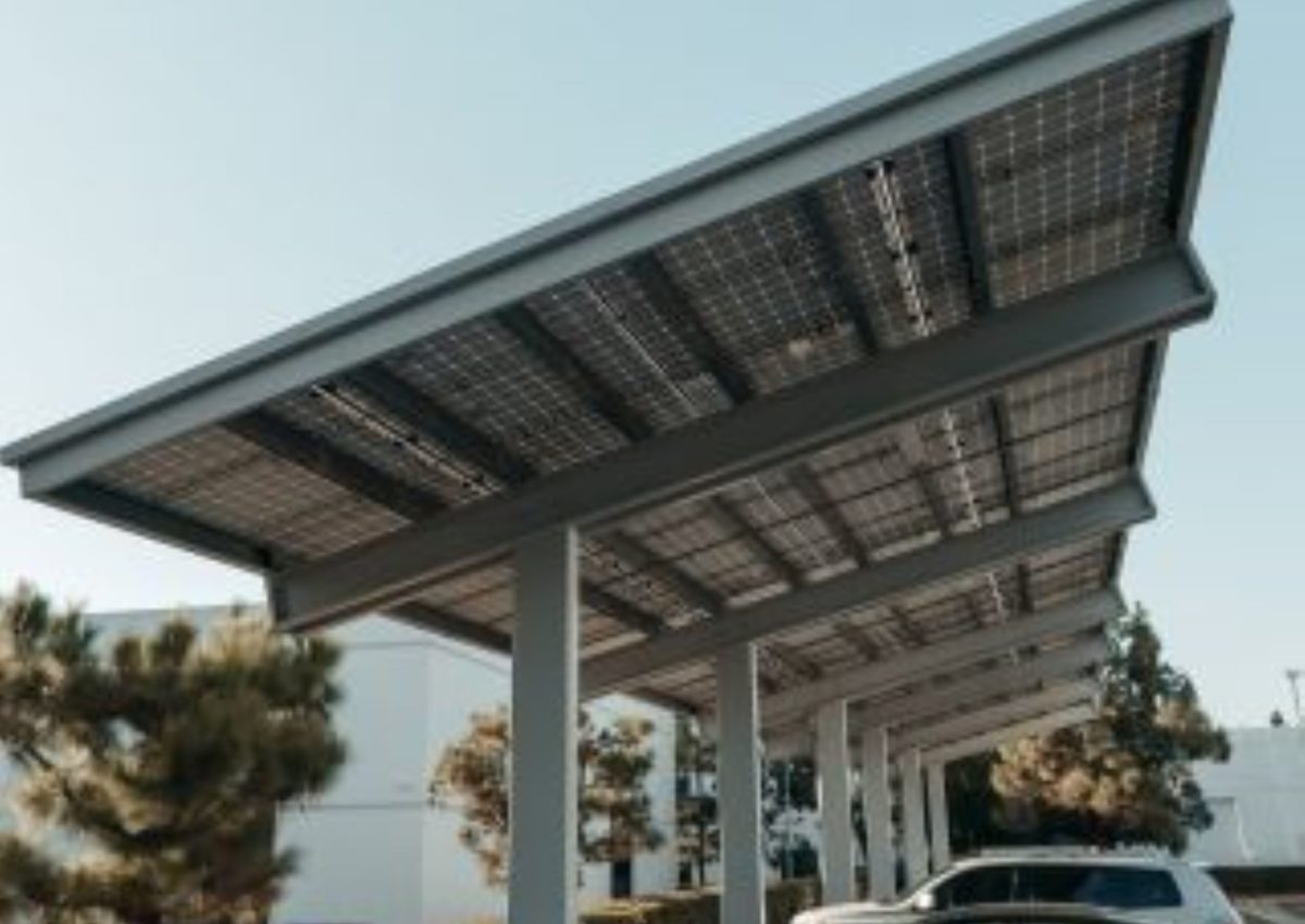 des panneaux photovoltaïques équiperont les grands parkings dès l'été 2023